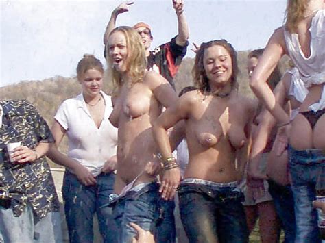 Mädchen Die Zusammen öffentliche Nacktheit Jugendliche Zeigen Ihre Titten Porno Bilder Sex