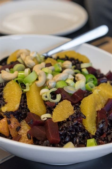Schwarzer Reis Salat mit Roter Bete Orange und Feta