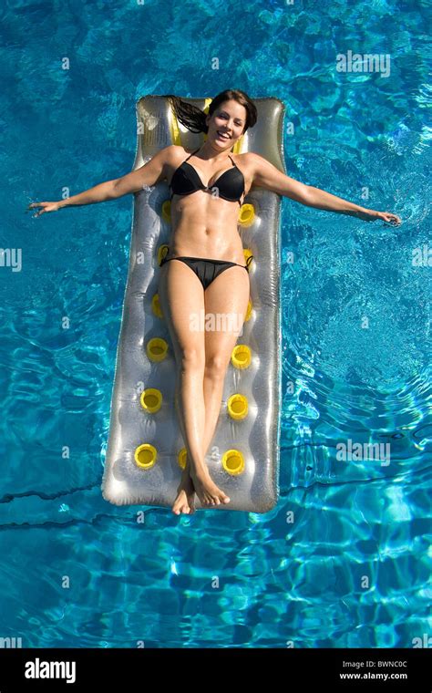 Mädchen Bikini Pool Wasserbad Baden junge Frau Schwimmbad Sommer Erholung Luft Bett Luftmatratze