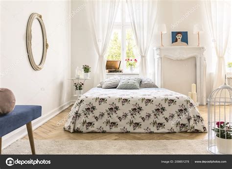 Con i nostri set di mobili per camera da letto ti forniamo delle combinazioni coordinate e pronte per arredare con un solo click ogni tipo di camera da letto. Foto Reale Interni Camera Letto Stile Inglese Con Letto ...