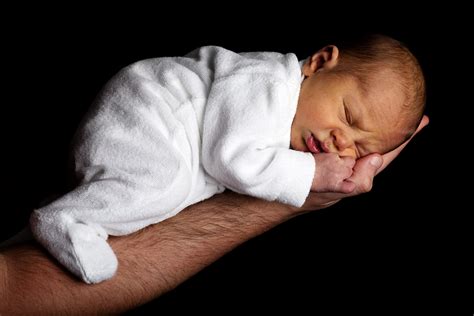 Neugeborenes Baby Auf Einem Arm Kostenloses Stock Bild Public Domain