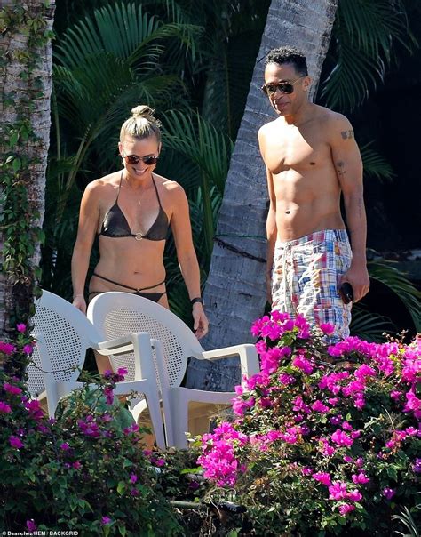 T J Holmes And Amy Robach Share A Kiss Poolside On Vacation In Mexico Daily Mail Online