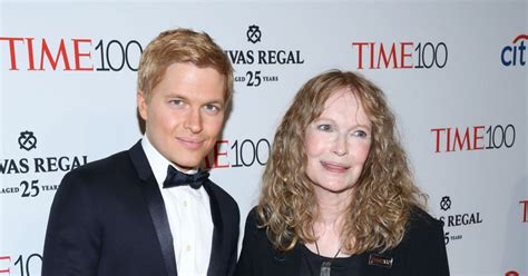 Mia Farrow Et Son Fils Ronan Farrow People à La Soirée Time 100 à New
