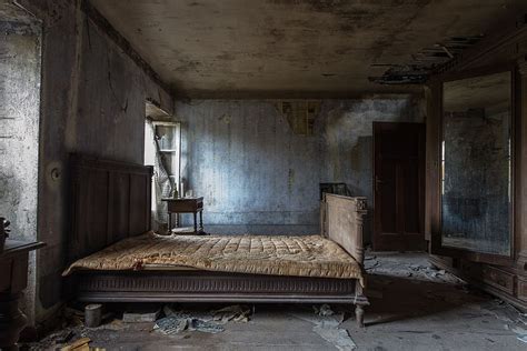 Hd Wallpaper Empty Damaged Room With Mattress Abandoned Architecture