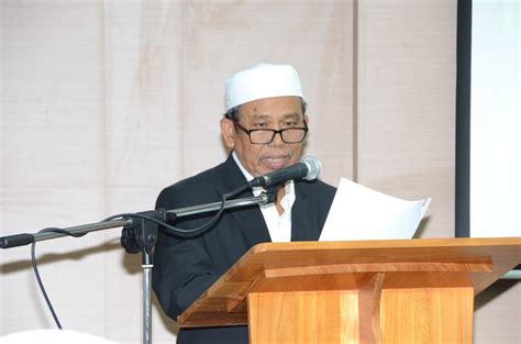 Allahyarham yang juga bekas ahli lembaga pengarah universiti (lpu) universiti kebangsaan malaysia (ukm). Dr Shafie Abu Bakar: ALU-ALUAN DARI PENGERUSI - PELBAGAI ...