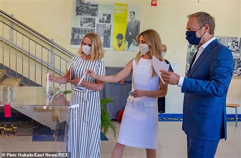 Последние твиты от donald tusk (@donaldtusk). Donald Tusk dons a facemask as he heads to the polls for ...
