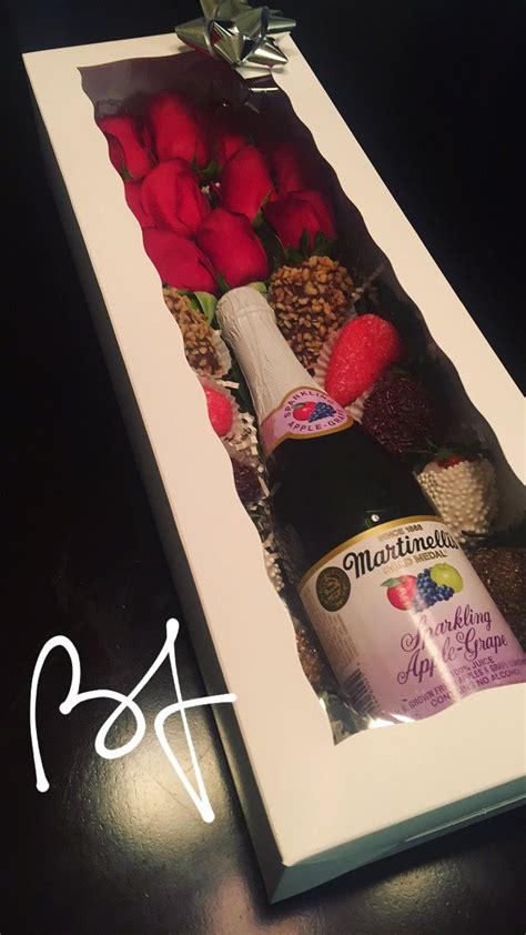 4 real milk chocolate dipped strawberries with white chocolate drizzle. Awesome Strawberries gift box with Stella and Roses ...