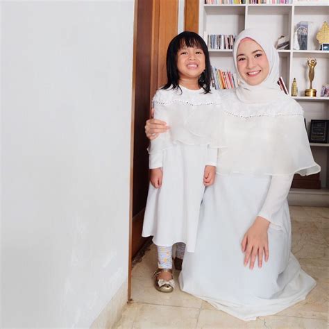 Baju lebaran keluarga artis modern contoh model pakaian lebaran keluarga artis terkini menggambarkan busana muslim dengan desain modern dan model terkini para artis indonesia untuk lebaran idul fitri dan idul adha. 10 Gaya Kompak Seragam Keluarga Artis, Bisa Jadi Insiparasi Lebaran