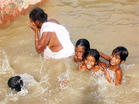 Baño En El Río Ganges Benarés India Mis Viajes Por Ahí Mis Viajes Por Ahí
