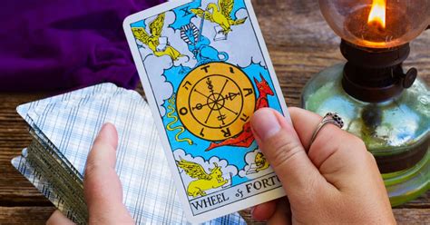 El tarot gratis y online es una de las mejores opciones al momento de consultarte, basta con elegir varias cartas que indicarán tu pasado, presente existe una infinidad de combinaciones de las cartas del tarot debido a que cada una se puede unir con otra, dependiendo de la tirada que se realice. TAROT DEL DIA - Tirada de Cartas del Tarot Gratis.