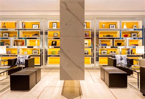 港島英迪格酒店（英語：hotel indigo hong kong island），位於香港灣仔皇后大道東246號，樓高29層，為洲際酒店集團管理的精品酒店，凱達環球設計，業權由大鴻輝集團持有，共提供138間客房。 香港港岛英迪格酒店 | Aedas