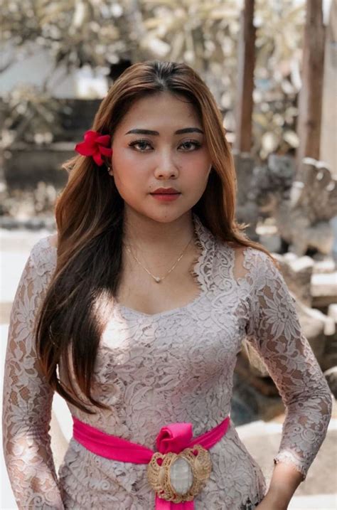 pin oleh aizatsofian di indonesian traditional kebaya balinese girl wanita cantik wanita