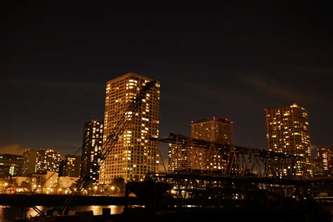 夜の港区のビルのフリー素材 ぱくたそ 背景 ビル Chaseurojxbtt87f