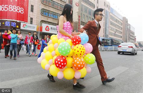 Qingdao Man Creates Balloon Wedding Dresses For Fiancée