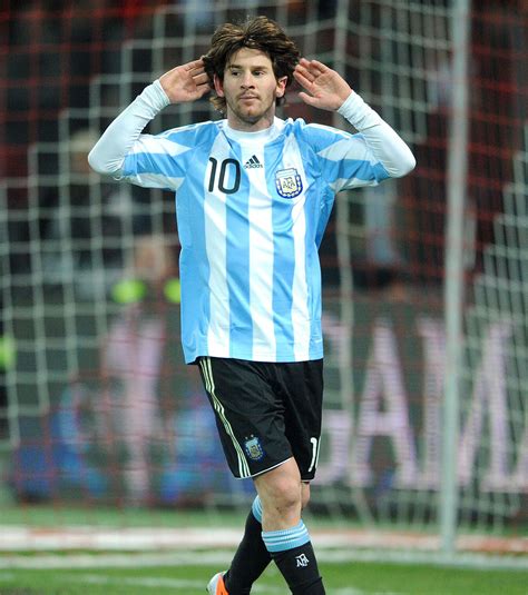 Combien De But A Marqué Messi Avec L'argentine - Argentine: Lionel Messi marque deux buts avec un seul tir (vidéo)