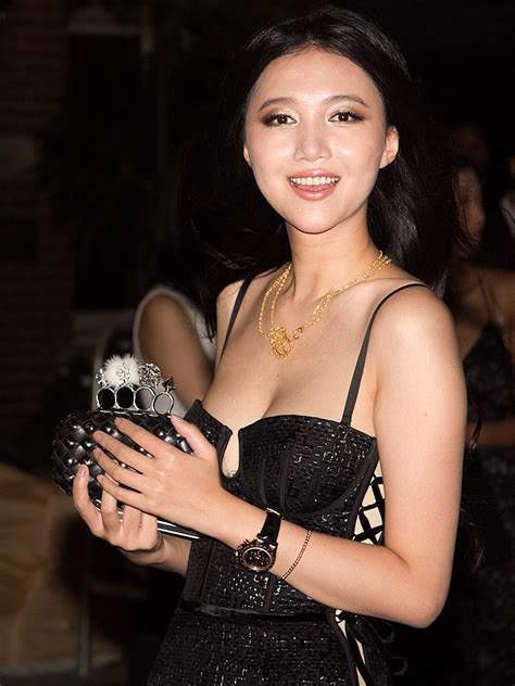 The actress wenwen han, who plays mei ying in the 2010 remake of the movie karate kid, is of unknown age. Han Wenwen - Wikidata