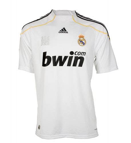 No debe haber una sensación más sublime que vestir la camiseta de la selección. El Real Madrid lanza su nueva camiseta con dos escudos