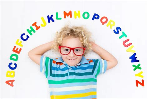 Kind Das Buchstaben Des Alphabetes Und Des Ablesens Lernt Stockbild