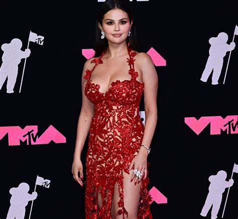 Selena Gomez Sizzles In Red Gown On Vmas Red Carpet Photos Hollywood Life