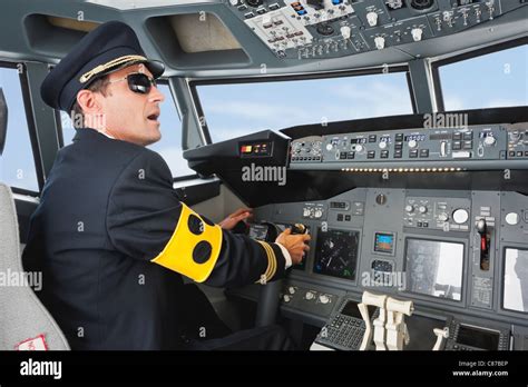 Deutschland Bayern München Pilot Mit Armbinde Für Blinde Pilotierung Flugzeug Aus Flugzeug