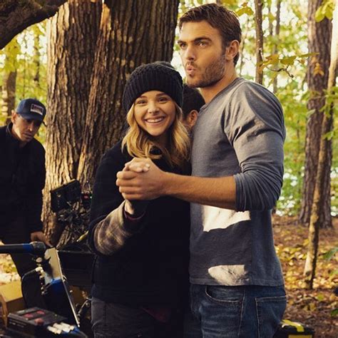 Chloe Grace Moretz And Alex Roe Get Snuggly On Set As Cassie And Evan