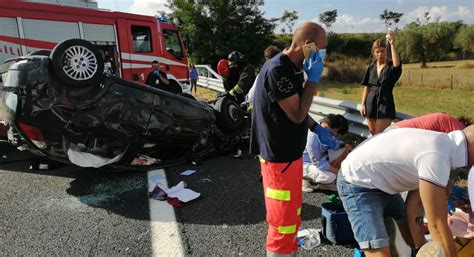 Si tratta di un ragazzo di 21 anni e di un uomo di 50 anni, trasportati rispettivamente all'ospedale in codice giallo e in codice rosso. Spaventoso incidente in A1: auto si ribalta, 5 feriti tra ...