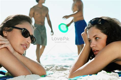 gente descansando en la playa foto descarga gratuita hd imagen de foto lovepik