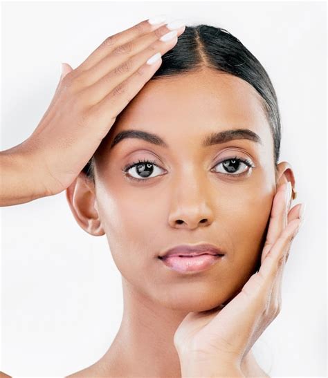 Beaut De La Peau Et Portrait De Femme Avec Les Mains Sur Le Visage