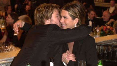 Jen and brad in 1998 and their relationship became a media sensation. Reünie Brad Pitt en Jennifer Aniston maakt Twitteraars ...