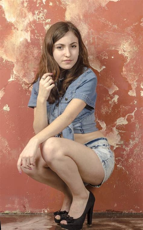 Giovane Ragazza Teenager Allegra Negli Shorts Del Denim Immagine Stock Immagine Di Backgrounds