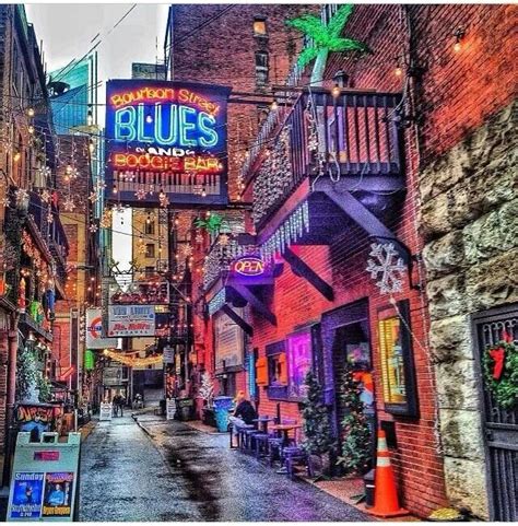Be aware that most streets in the area are one way and there is a traffic circle, so stay alert.… Printers Alley, Nashville, Tennessee The District serves as the entertainment hub of Nashville ...