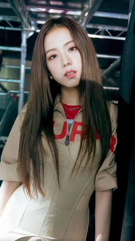 In august 2016, she became a member of blackpink, as a lead vocalist & visualist in the group. kim jisoo, 2020 | Ünlüler, Koreli kız, Kızlar