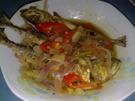 Tamarind juice and salt as the marination for fish, followed by fish being fried and of course, we need a dip right? (Resepi) Ikan Masak Asam Ala Hackers - Terowong Informasi