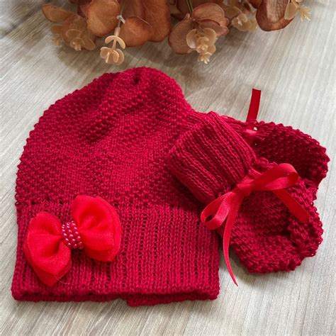 conjunto bebê recém nascido touca e luvas de tricot com laço vermelho duda saída de maternidade