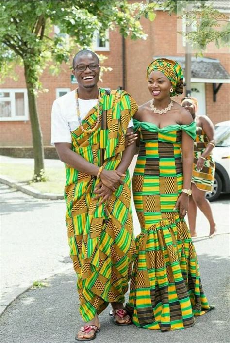 Costume Traditionnel Femme Africainefemme Africaine Utilisant Le V锚