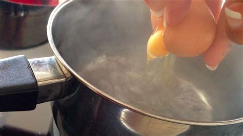 How To Poach An Egg With Just Boiling Water 1 Video Great Protein