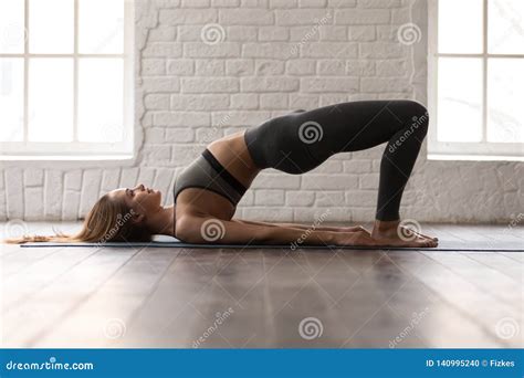 Yoga Practicante De La Mujer Ejercicio Del Puente De Glute Actitud Del Pithasana Del Pada Del