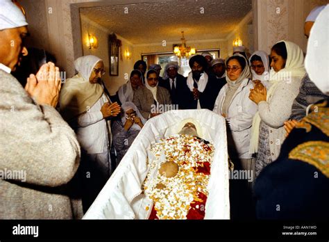 Sikh Funeral Women Paying Last Respects At Home Stock Photo - Alamy