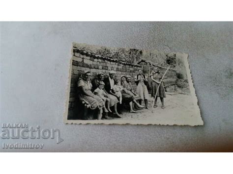 Снимка Мъж жени и деца на пейка до ограда Стари снимки Изделия от хартия balkanauction