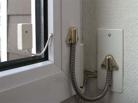 If the alarm activates, it will likely go off when the glass is broken. Pengaman rumah terbaik untuk hunian - Rumahoscarliving