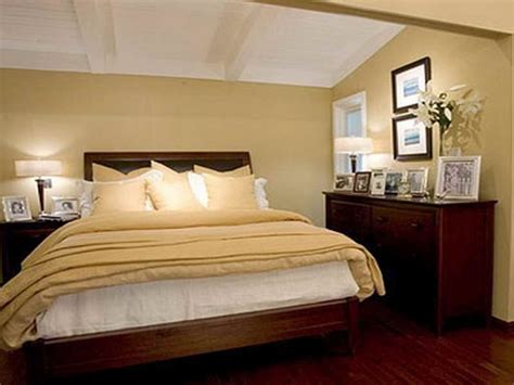 A different color scheme is perfect to distract the attention from your small room to the paint instead. Selecting Suitable Small Bedroom Paint Ideas: Designing ...