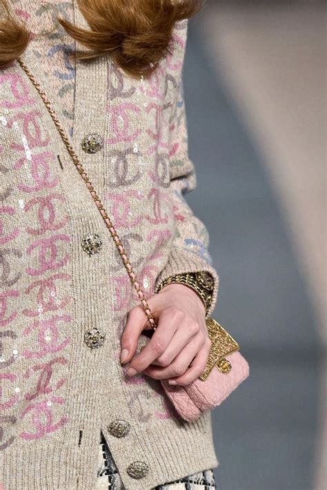 Chanel Fall 2022 Is An Ode To Tweed Purseblog In 2022 Fashion