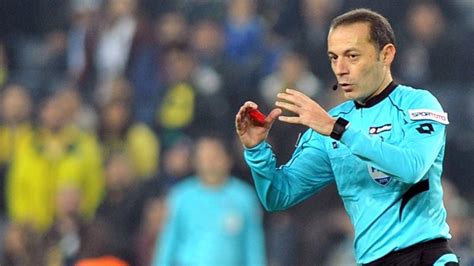 Cüneyt çakır'ın galatasaray'ı katlettiğini iddia eden çakar, mikro blog sitesi twitter üzerinden yaptığı paylaşımda, cüneyt çakır varını yoğunu ortaya koyup galatasaray'ı katlediyor ifadelerini kullandı. Beşiktaş - Galatasaray derbisini Cüneyt Çakır yönetecek