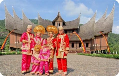 Pakaian Adat Sumatera Barat Disertai Fungsi Maknanya