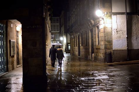 Llueve y la lluvia aquí tiene sus nombres: Noche lluviosa en Santiago de Compostela | Lluvia, Noche ...