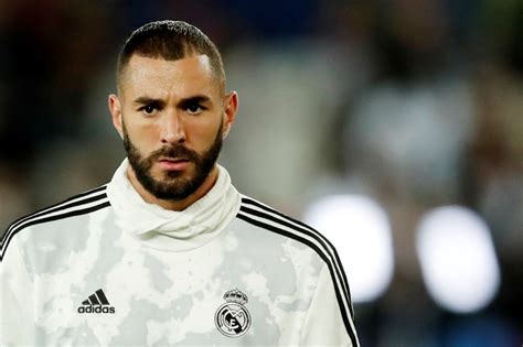 He wears his hair closely cropped. Karim Benzema Hairstyle 2019 : 35 Football Haircuts ...