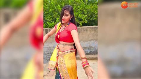 Desi Bhabhi Sexy Dance In Saree On Govinda Song Video Goes Viral On Social Media Spup Watch