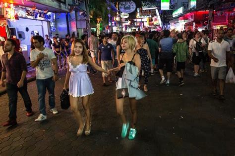 泰国芭提雅夜景人妖站街美女展示自己招揽顾客 每日头条