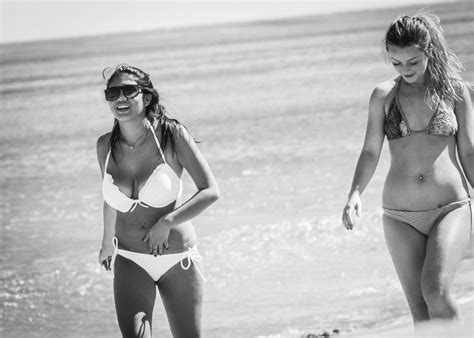 Hintergrundbilder Ozean Mädchen Menschen Schwarz Und Weiß Heiß Niedlich Strand