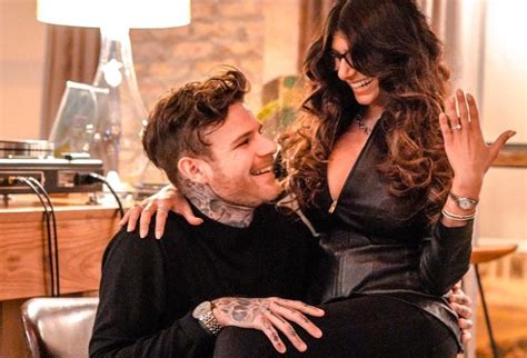 Khalifa has been engaged to swedish chef robert sandberg since march and is no stranger to sharing provocative posts featuring her boyfriend with her 18.5 million instagram followers. Mia Khalifa anuncia su compromiso con un chef sueco - Jet ...